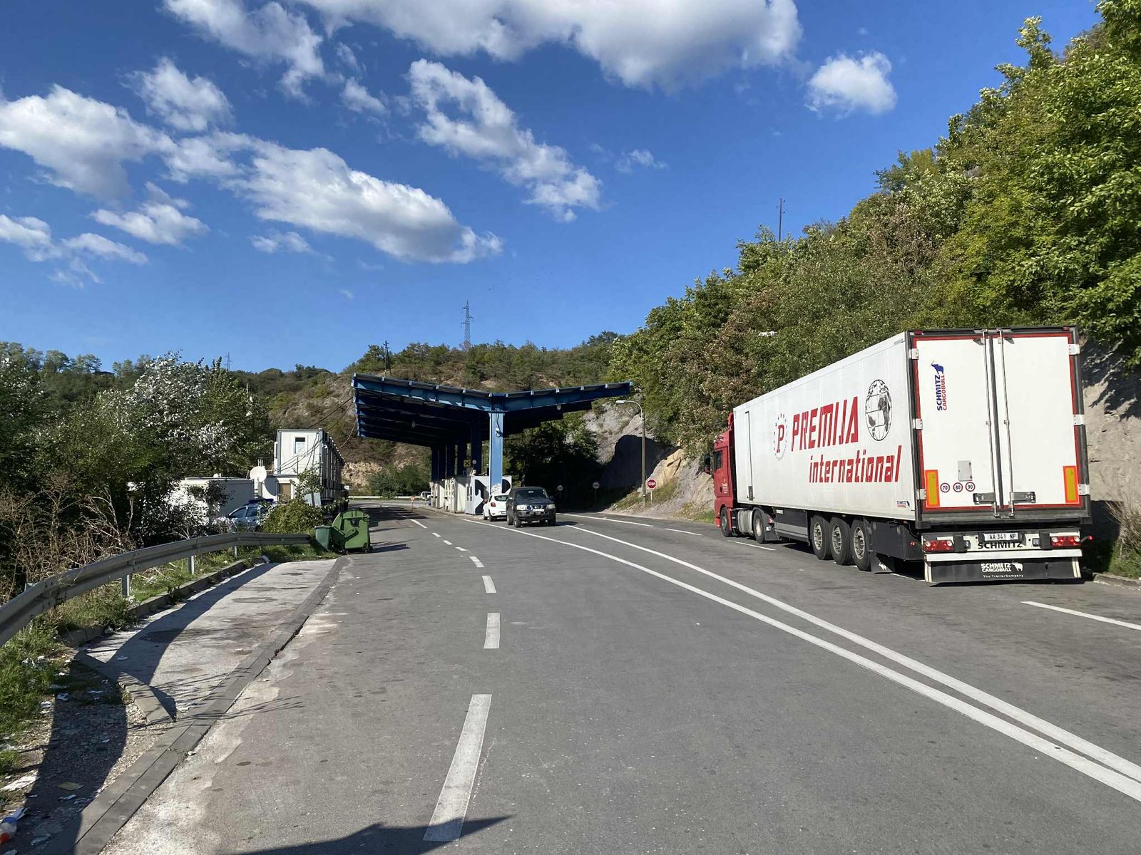 I ra borisë për t’ia liruar rrugën, motoçiklisti dyshohet se ia theu retrovizorin dhe e goditi veturën – incidente në magjistralen Leposaviq–Jarinjë